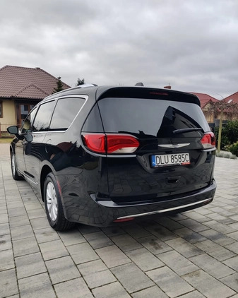 Chrysler Pacifica cena 114000 przebieg: 114000, rok produkcji 2019 z Lubin małe 172